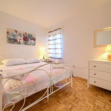 Apartamento Rose 2 *